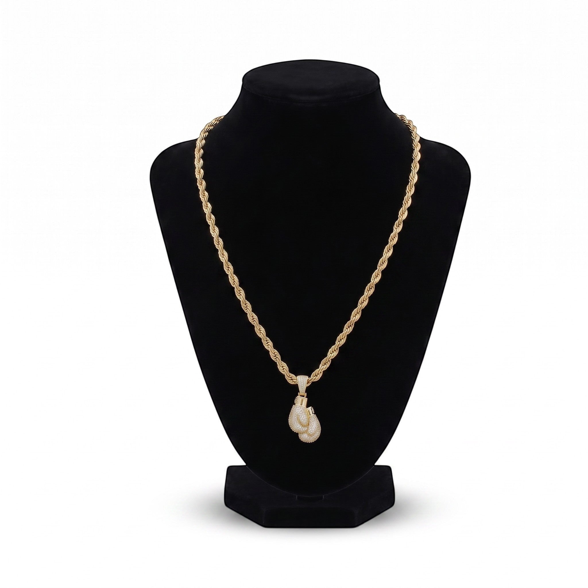 Cadena torzal con dije de guante de boxeo con cristales, baño de oro 18k de El Rey Joyero sobre busto negro