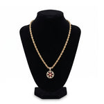 Set de cadena y dije de ruleta El Rey Joyero en tono dorado con detalles en rojo, blanco y negro sobre maniquí