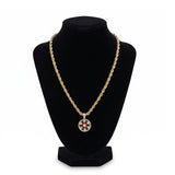 Set de cadena y dije de ruleta El Rey Joyero en tono dorado con detalles en rojo, blanco y negro sobre maniquí