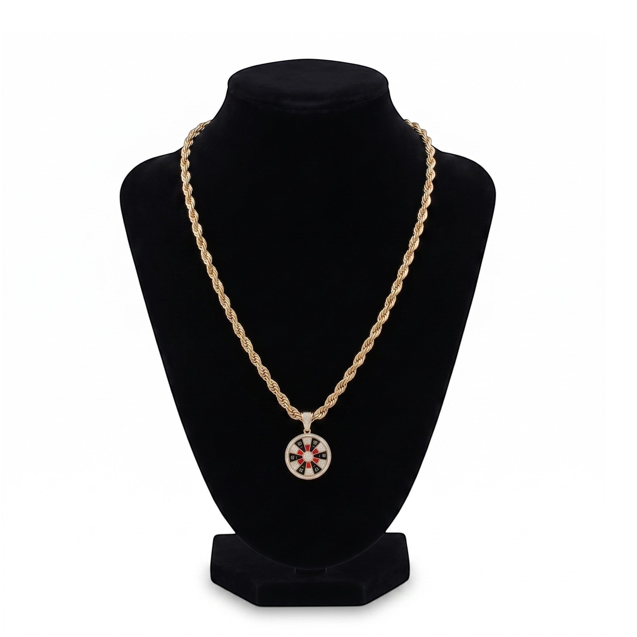 Set de cadena y dije de ruleta El Rey Joyero en tono dorado con detalles en rojo, blanco y negro sobre maniquí