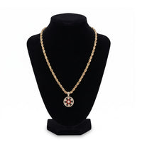 Set de cadena y dije de ruleta El Rey Joyero en tono dorado con detalles en rojo, blanco y negro sobre maniquí