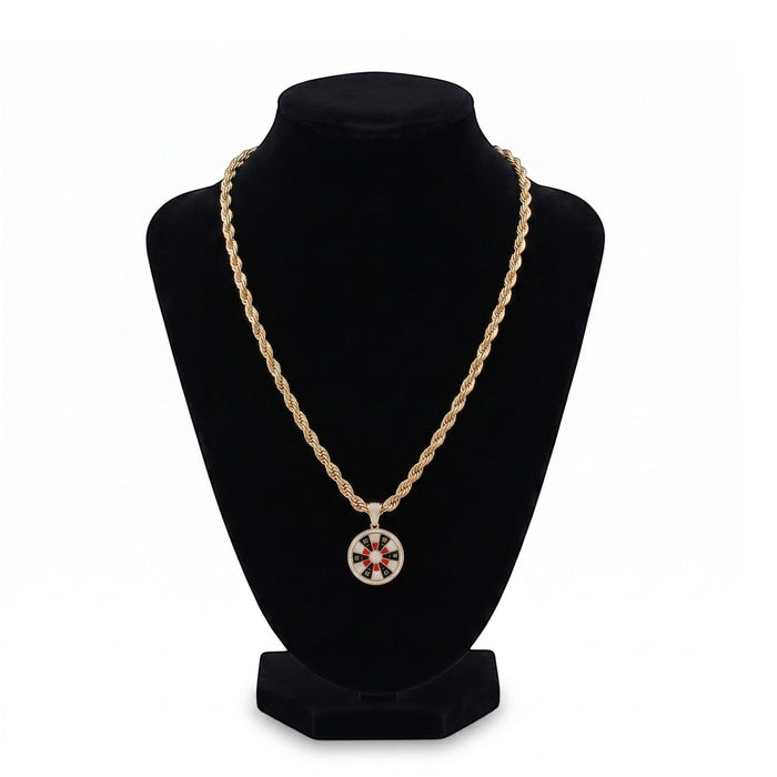 Set de cadena y dije de ruleta El Rey Joyero en tono dorado con detalles en rojo, blanco y negro sobre maniquí