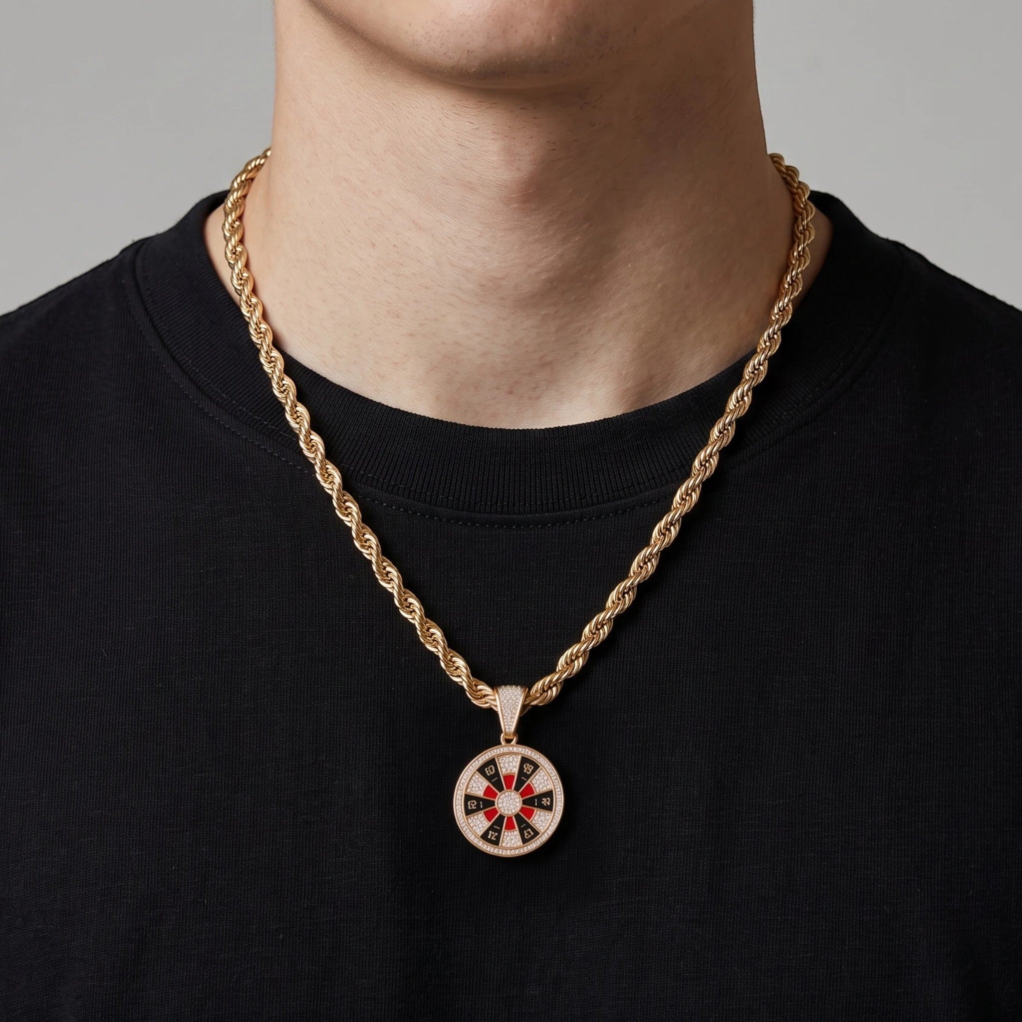 Set de cadena y dije de ruleta con detalles en rojo y negro de El Rey Joyero sobre un hombre con camiseta negra