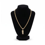 Kit de cadena y dije de San Judas adiamantado en oro laminado 18k de El Rey Joyero sobre busto expositor negro.