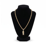 Kit de cadena y dije de San Judas adiamantado en oro laminado 18k de El Rey Joyero sobre busto expositor negro.