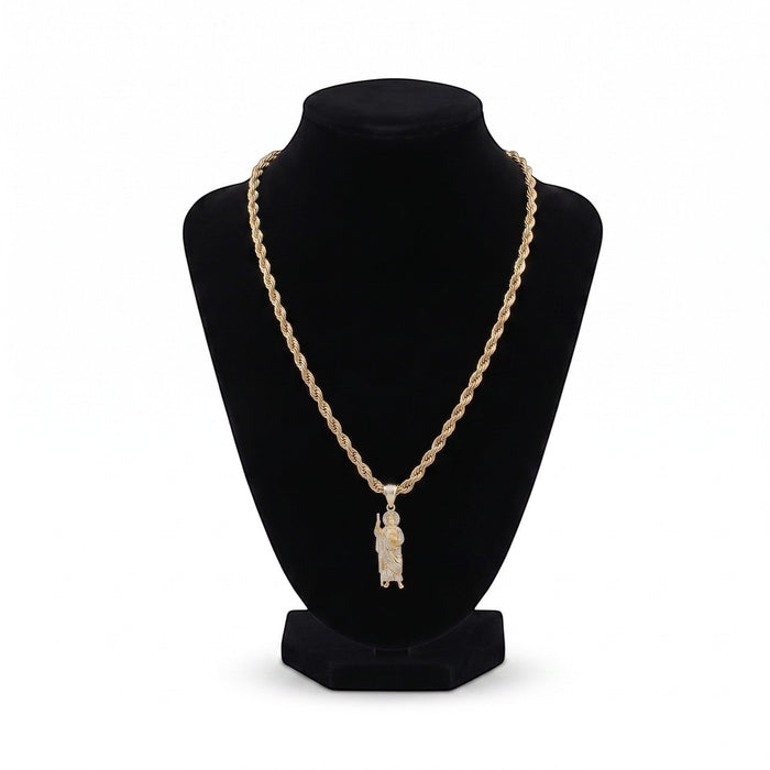 Kit de cadena y dije de San Judas adiamantado en oro laminado 18k de El Rey Joyero sobre busto expositor negro.