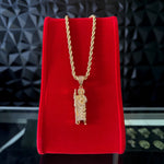 Cadena y dije de San Judas adiamantado en oro laminado 18k de El Rey Joyero sobre exhibidor rojo