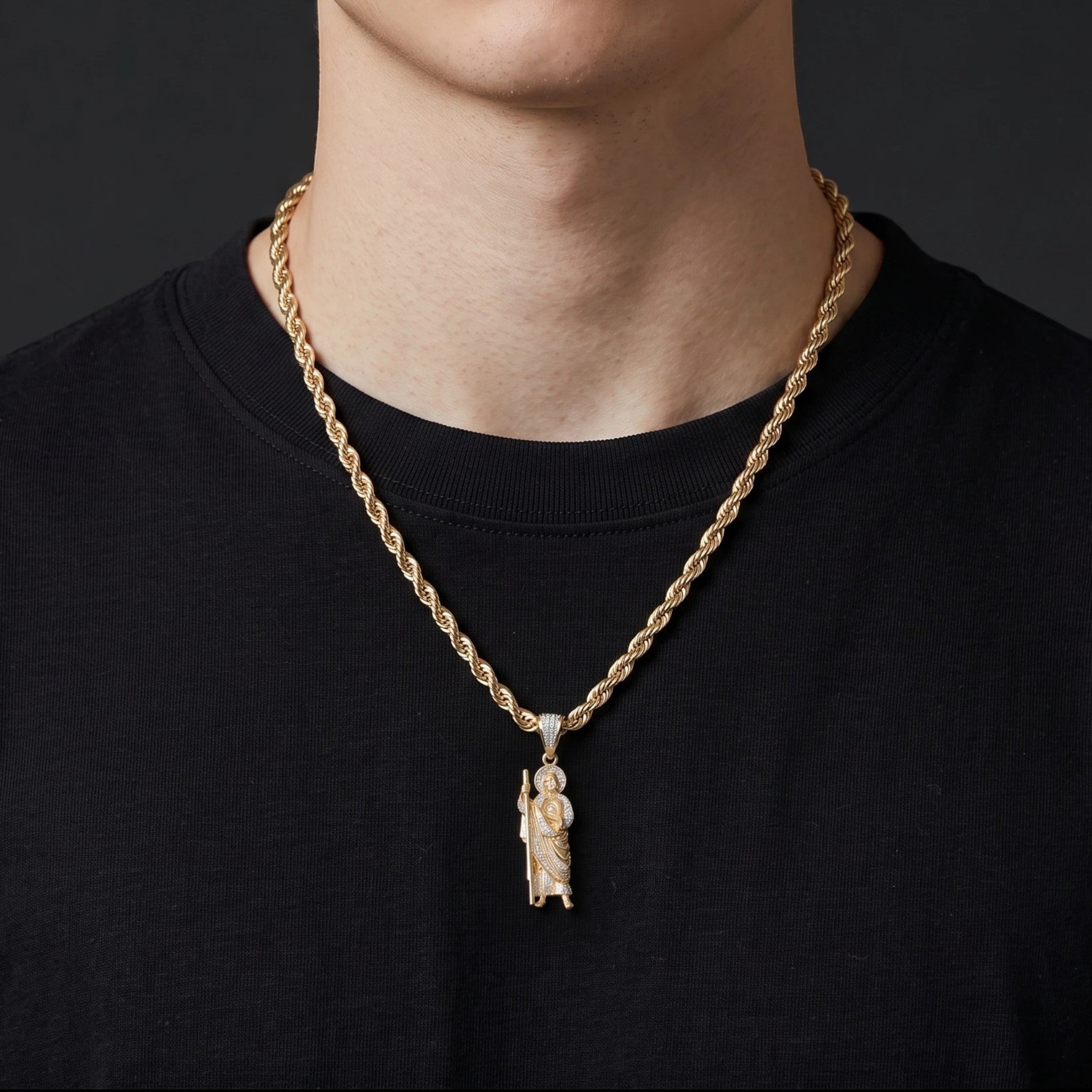 Cadena y dije de San Judas adiamantado en oro laminado 18k de El Rey Joyero sobre hombre con camiseta negra