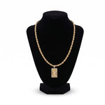Collar El Rey Joyero con cadena torzal y dije rectangular de Santa Muerte en baño de oro de 18k sobre busto negro