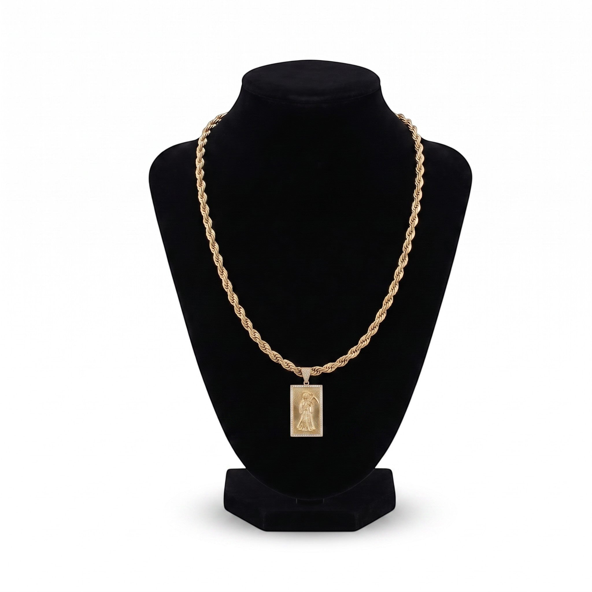 Collar El Rey Joyero con cadena torzal y dije rectangular de Santa Muerte en baño de oro de 18k sobre busto negro