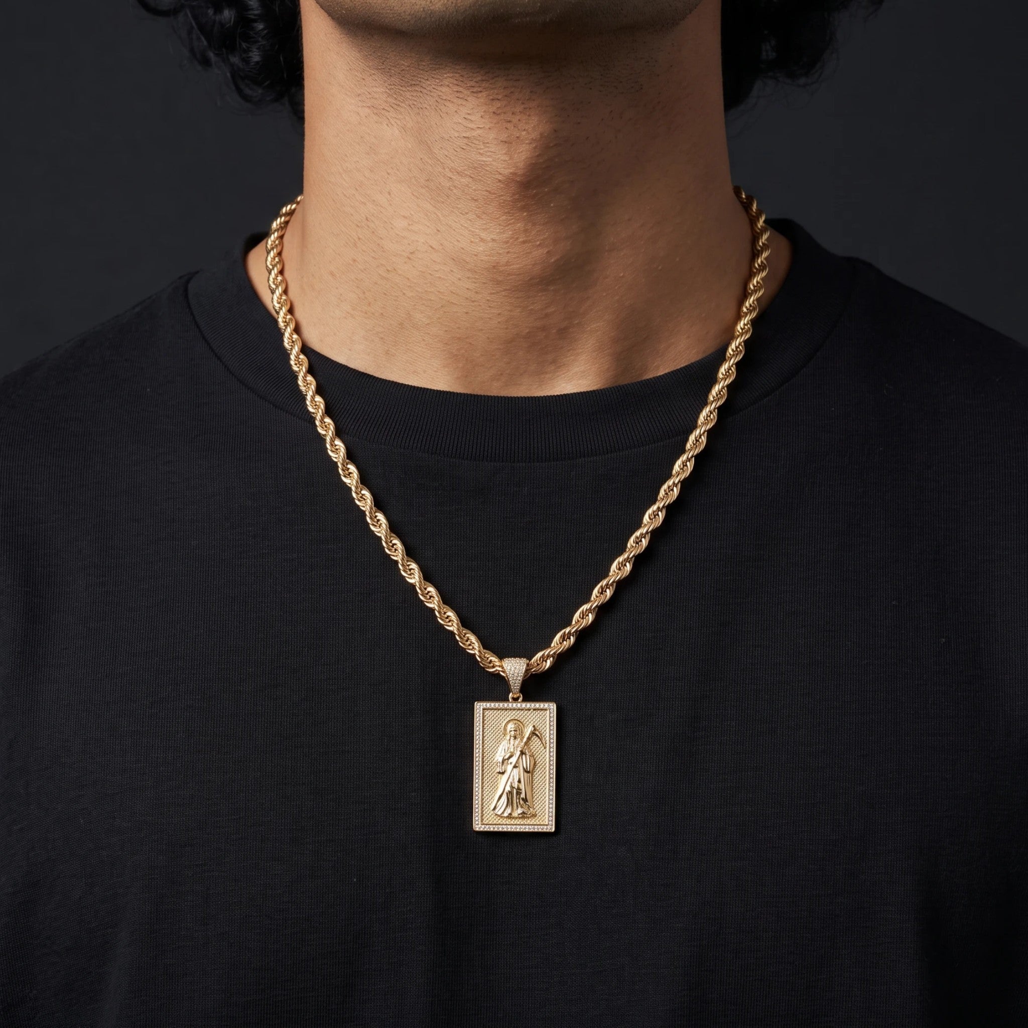Set de cadena torzal y dije rectangular de Santa Muerte en baño de oro 18k de El Rey Joyero sobre modelo