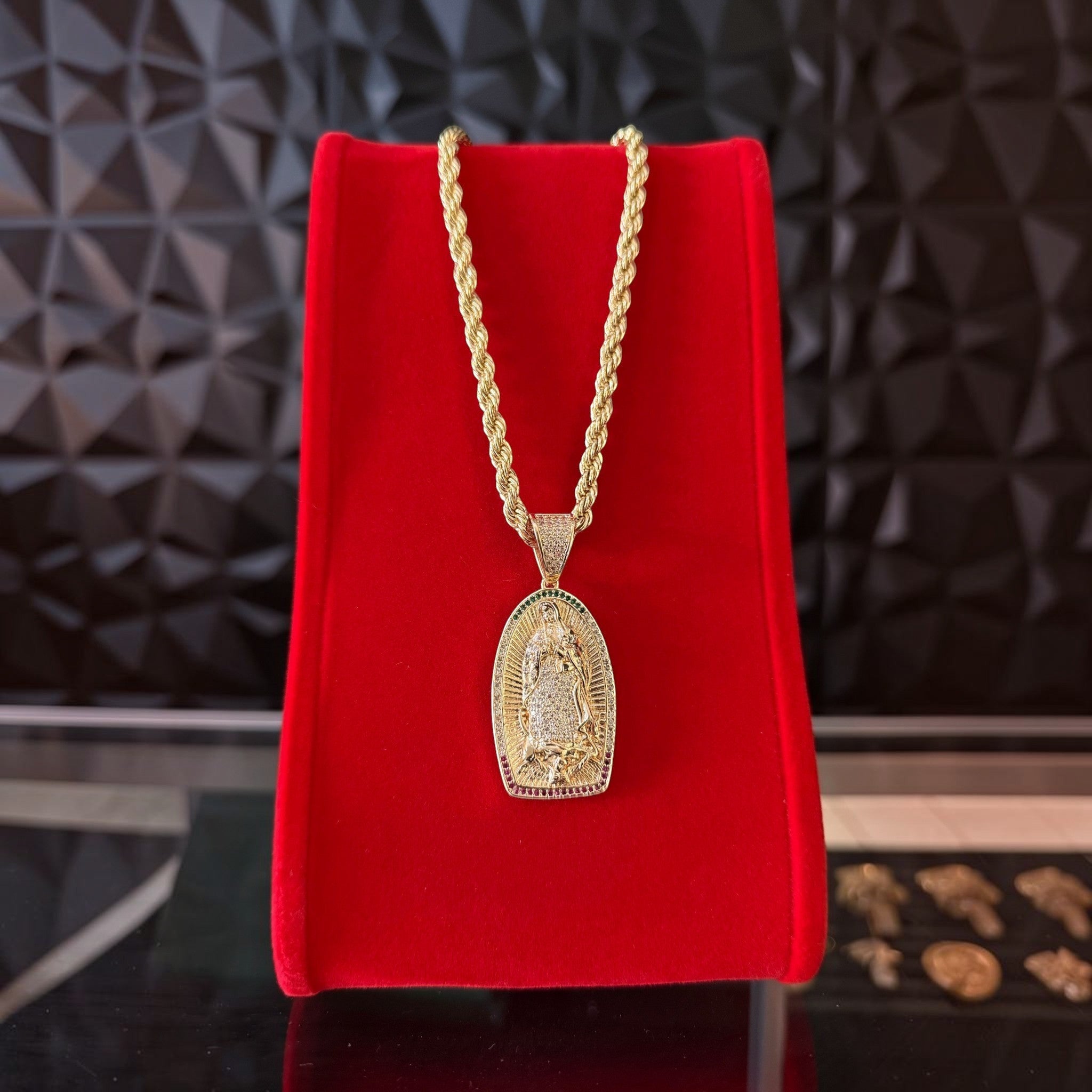 Kit de El Rey Joyero con cadena torzal y dije de la Virgen en baño de oro de 18k con detalles de piedras brillantes