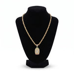 Kit de cadena torzal y dije de la Virgen de El Rey Joyero con baño de oro de 18k sobre maniquí negro