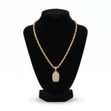 Kit de cadena torzal y dije de la Virgen de El Rey Joyero con baño de oro de 18k sobre maniquí negro