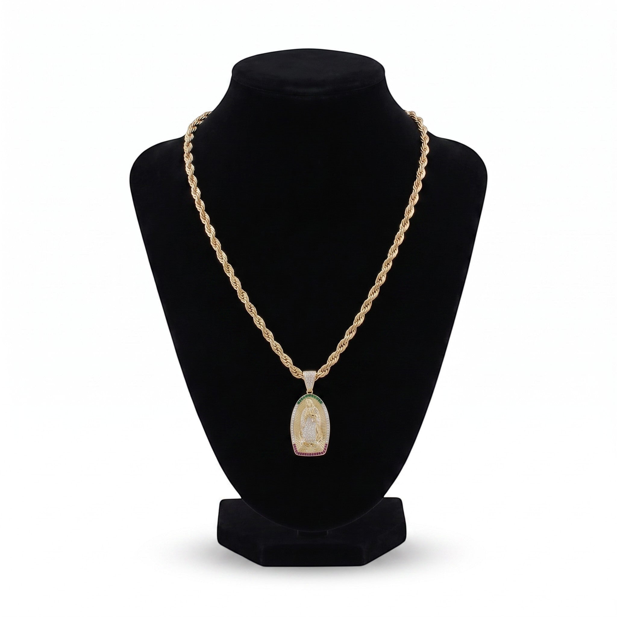 Kit de cadena torzal y dije de la Virgen de El Rey Joyero con baño de oro de 18k sobre maniquí negro