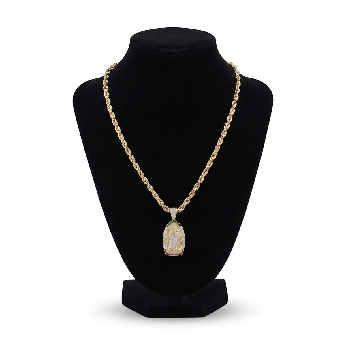 Kit de cadena torzal y dije de la Virgen de El Rey Joyero con baño de oro de 18k sobre maniquí negro