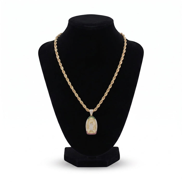 Kit de cadena torzal y dije de la Virgen de El Rey Joyero con baño de oro de 18k sobre maniquí negro