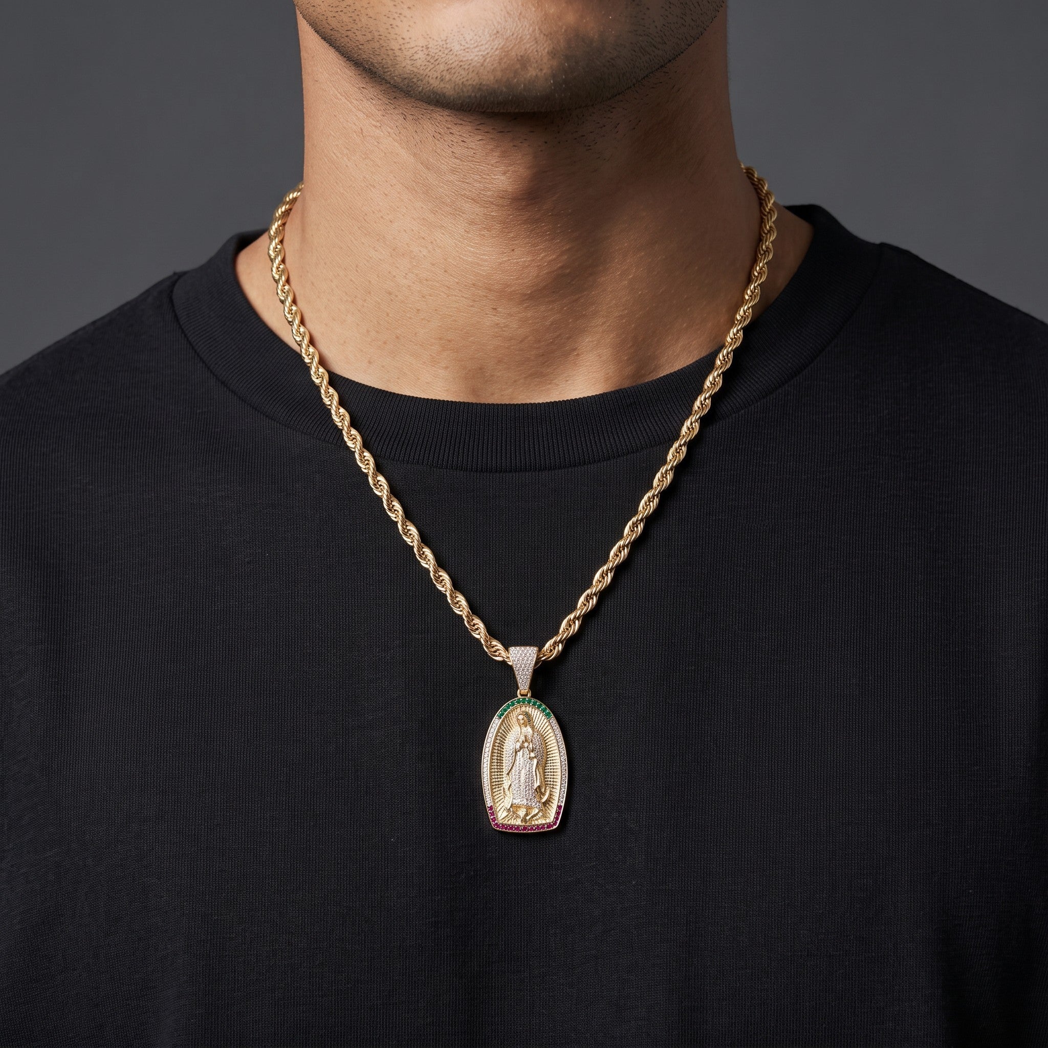 Set El Rey Joyero con cadena torzal y dije de la Virgen con detalles en piedras de colores, baño de oro 18k.