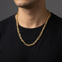 Cadena Fígaro Premium de El Rey Joyero en oro laminado 18k, eslabones brillantes sobre camiseta negra de hombre
