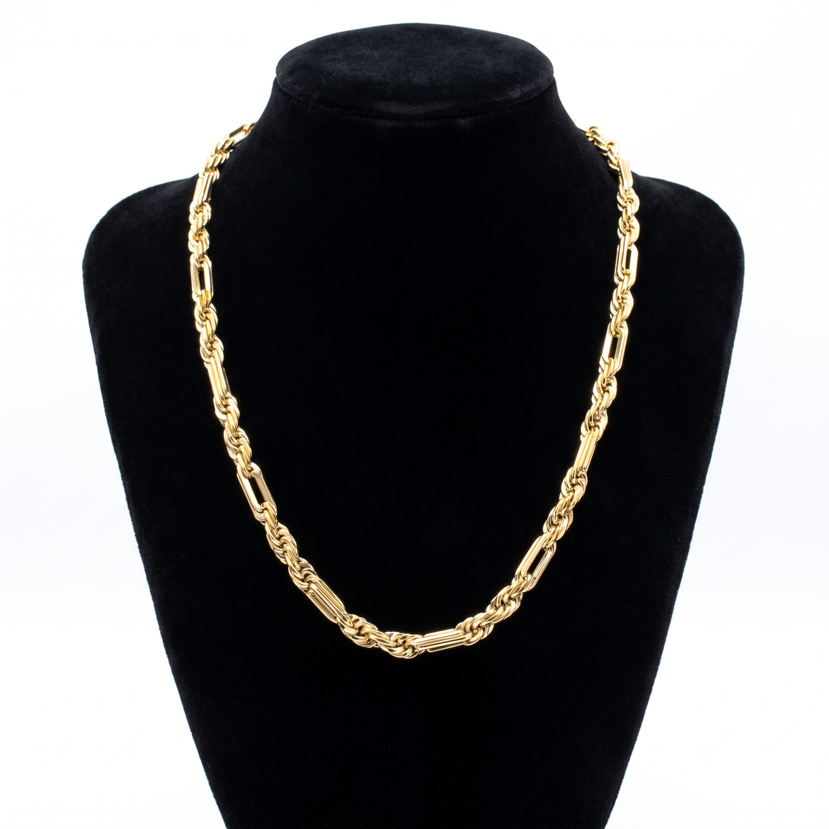 Cadena Fígaro de El Rey Joyero en oro laminado 18k de 5mm sobre un busto expositor negro