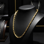 Cadena Fígaro El Rey Joyero en oro laminado 18k de 5mm, exhibida en un busto negro con acabado brillante.