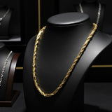Cadena Fígaro El Rey Joyero en oro laminado 18k de 5mm, exhibida en un busto negro con acabado brillante.