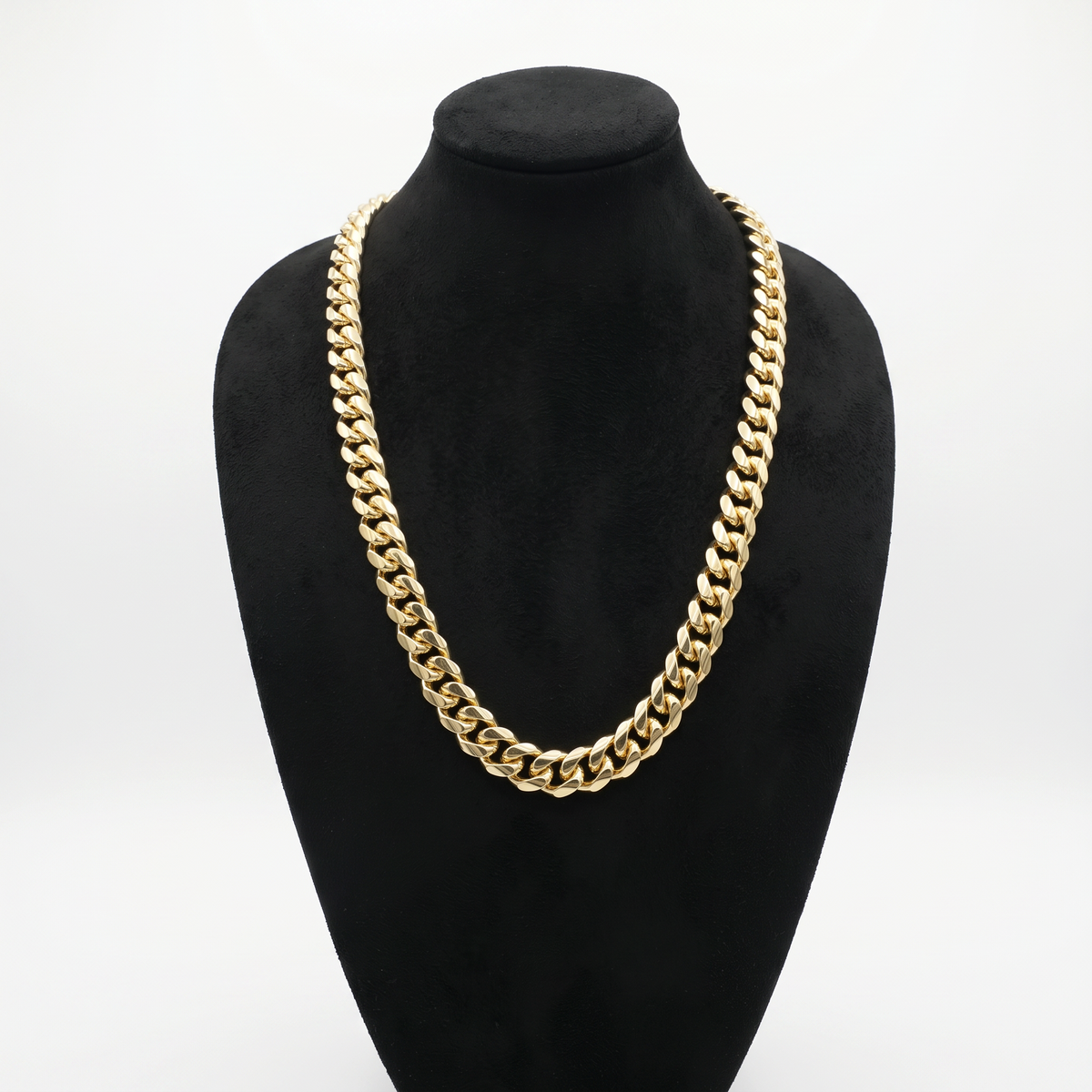 Cadena Mónaco Cubana de El Rey Joyero en oro laminado 18k con eslabones de 10mm sobre busto expositor negro
