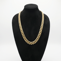 Cadena Mónaco Cubana de El Rey Joyero en oro laminado 18k con eslabones de 10mm sobre busto expositor negro