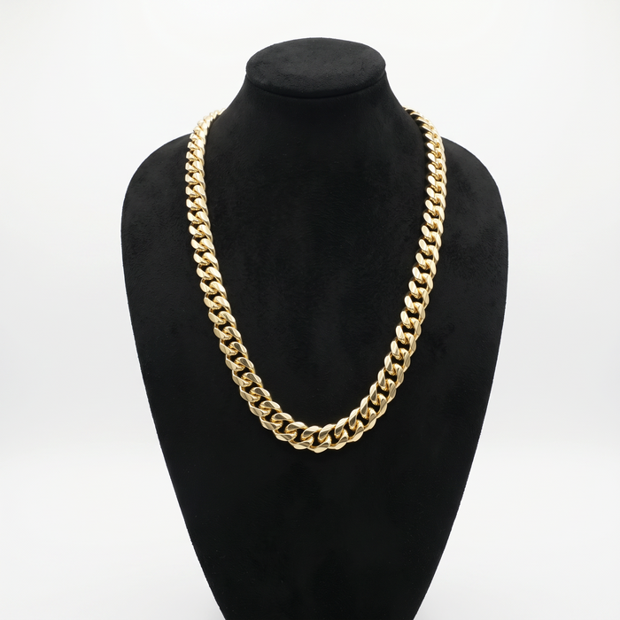 Cadena Mónaco Cubana de El Rey Joyero en oro laminado 18k con eslabones de 10mm sobre busto expositor negro