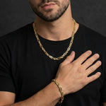 Hombre con cadena y pulsera estilo Fígaro de El Rey Joyero en oro laminado 18k sobre camiseta negra