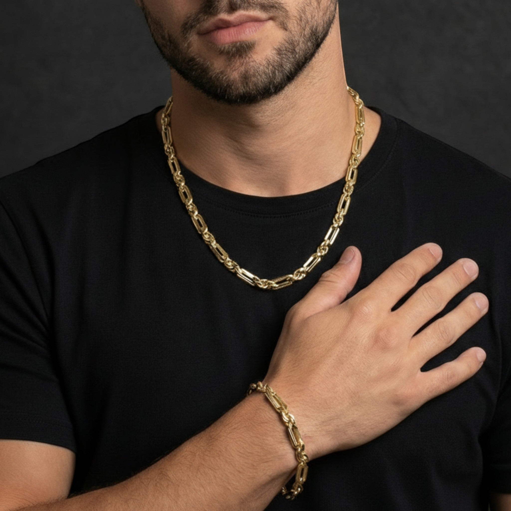 Hombre con cadena y pulsera estilo Fígaro de El Rey Joyero en oro laminado 18k sobre camiseta negra