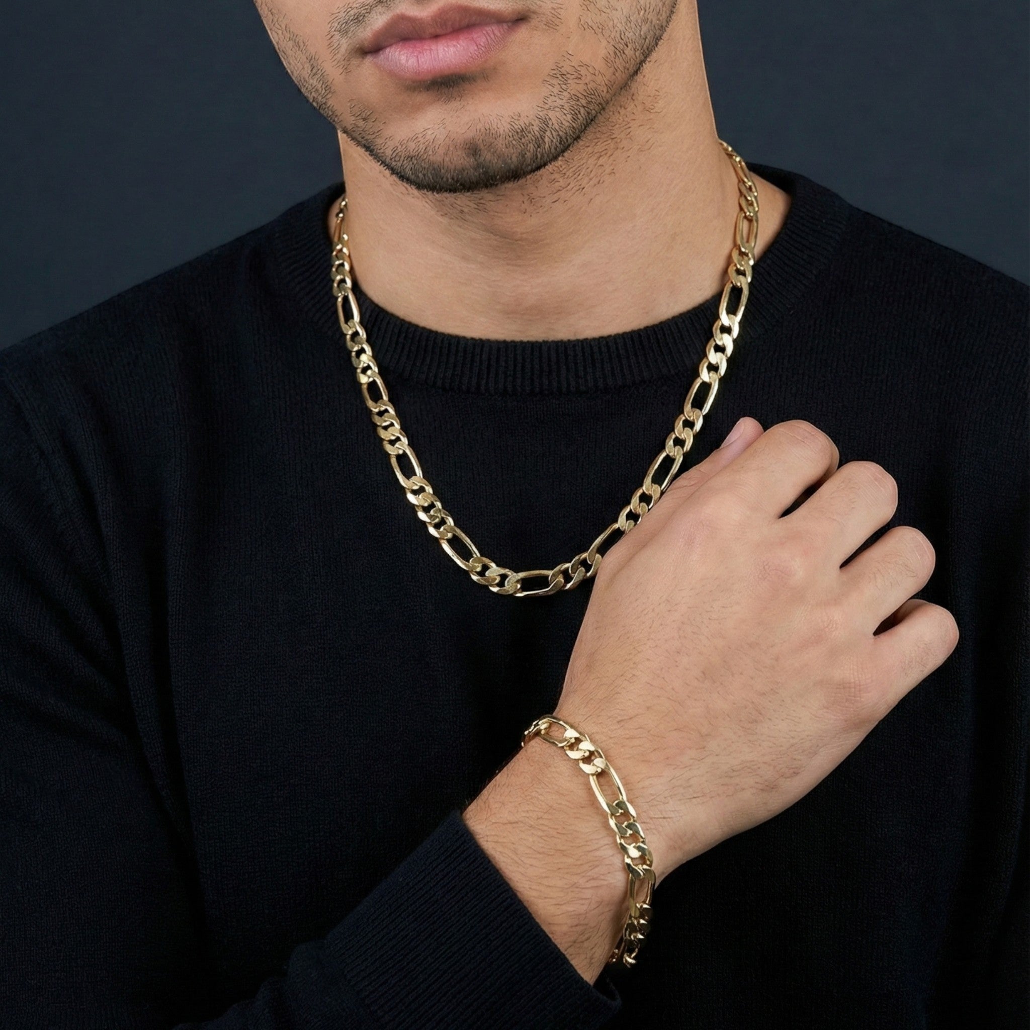 Hombre luciendo cadena y pulsera Cartier de El Rey Joyero en baño de oro 18k con eslabones estilo figaro