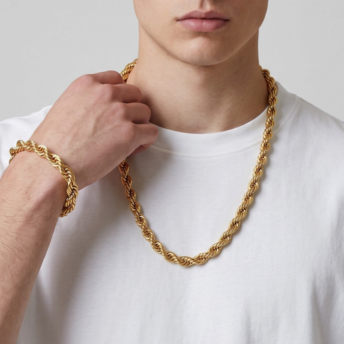 Modelo con cadena y pulsera estilo torzal grueso de oro laminado 18k de El Rey Joyero sobre camiseta blanca