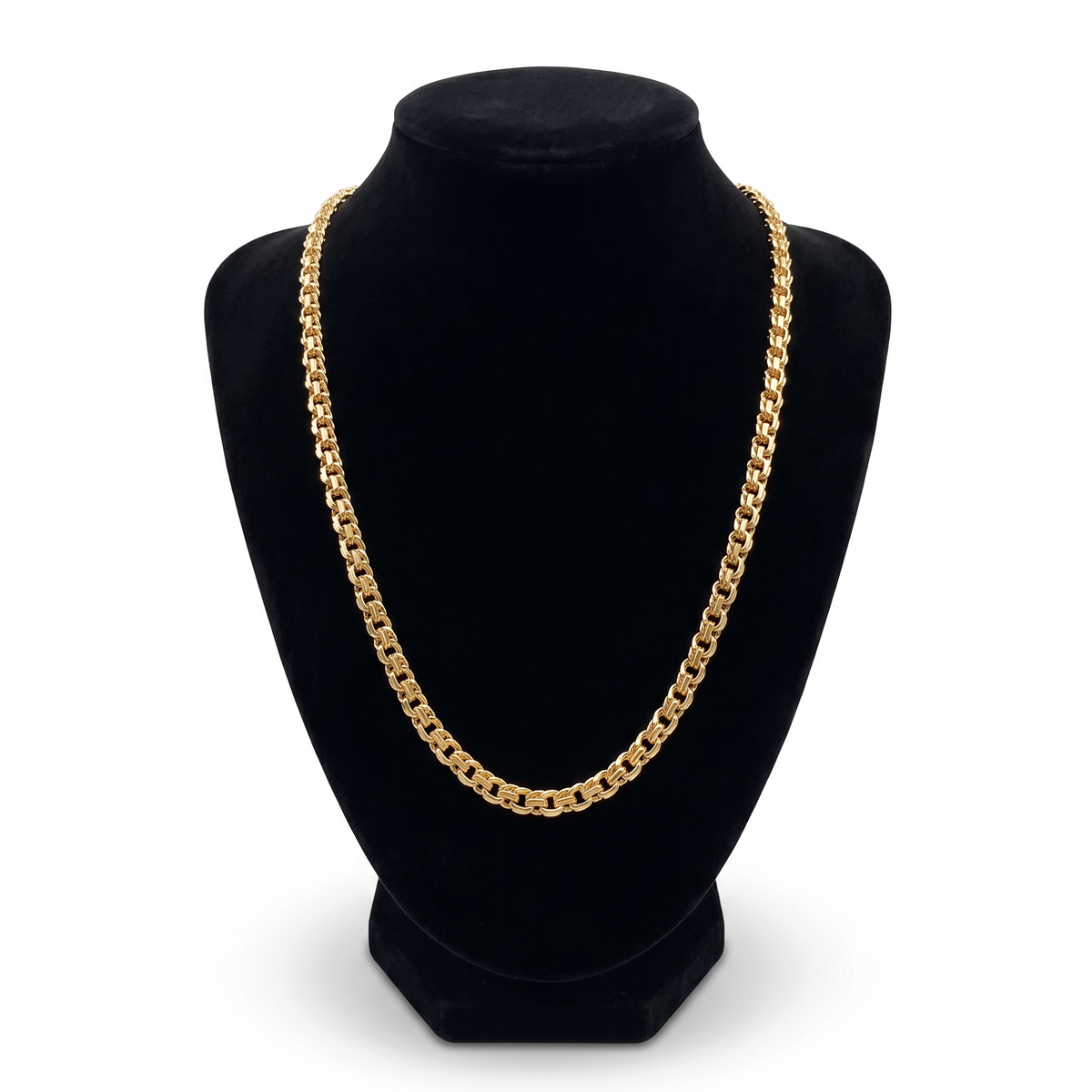 Cadena de tejido chino en oro laminado 18k de El Rey Joyero exhibida en un busto de terciopelo negro