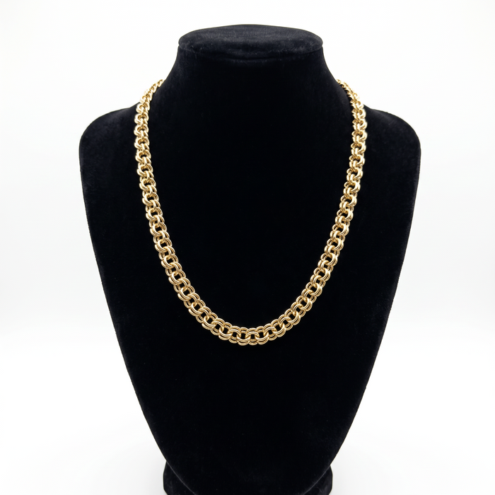 Cadena gruesa de tejido chino en oro laminado 18k de El Rey Joyero sobre un busto expositor negro