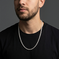 Cadena torzal de 4mm en plata italiana .925 de El Rey Joyero, lucida por un hombre con camiseta negra