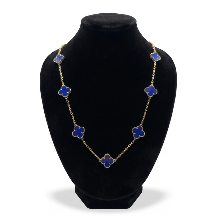 Cadena El Rey Joyero de oro laminado 18k con eslabones estilo VC y detalles de flores azules sobre busto negro