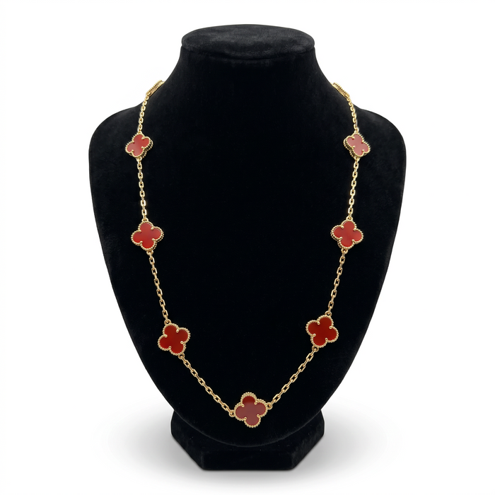 Cadena VC Rojo de El Rey Joyero con eslabones de oro laminado 18k y detalles de tréboles rojos sobre busto negro.