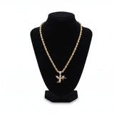 Collar El Rey Joyero con cadena torzal y dije de ángel con baño de oro 18k sobre maniquí negro