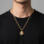 Collar con dije de Chucky en tono dorado y cadena de cuerda de El Rey Joyero sobre camiseta negra
