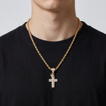 Collar El Rey Joyero con cadena torzal y dije de cruz adiamantada con corona en baño de oro 18k sobre camiseta negra