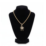 Collar con dije de escorpión en baño de oro 18k de El Rey Joyero sobre busto expositor negro