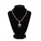 Collar con dije de escorpión en baño de oro 18k de El Rey Joyero sobre busto expositor negro