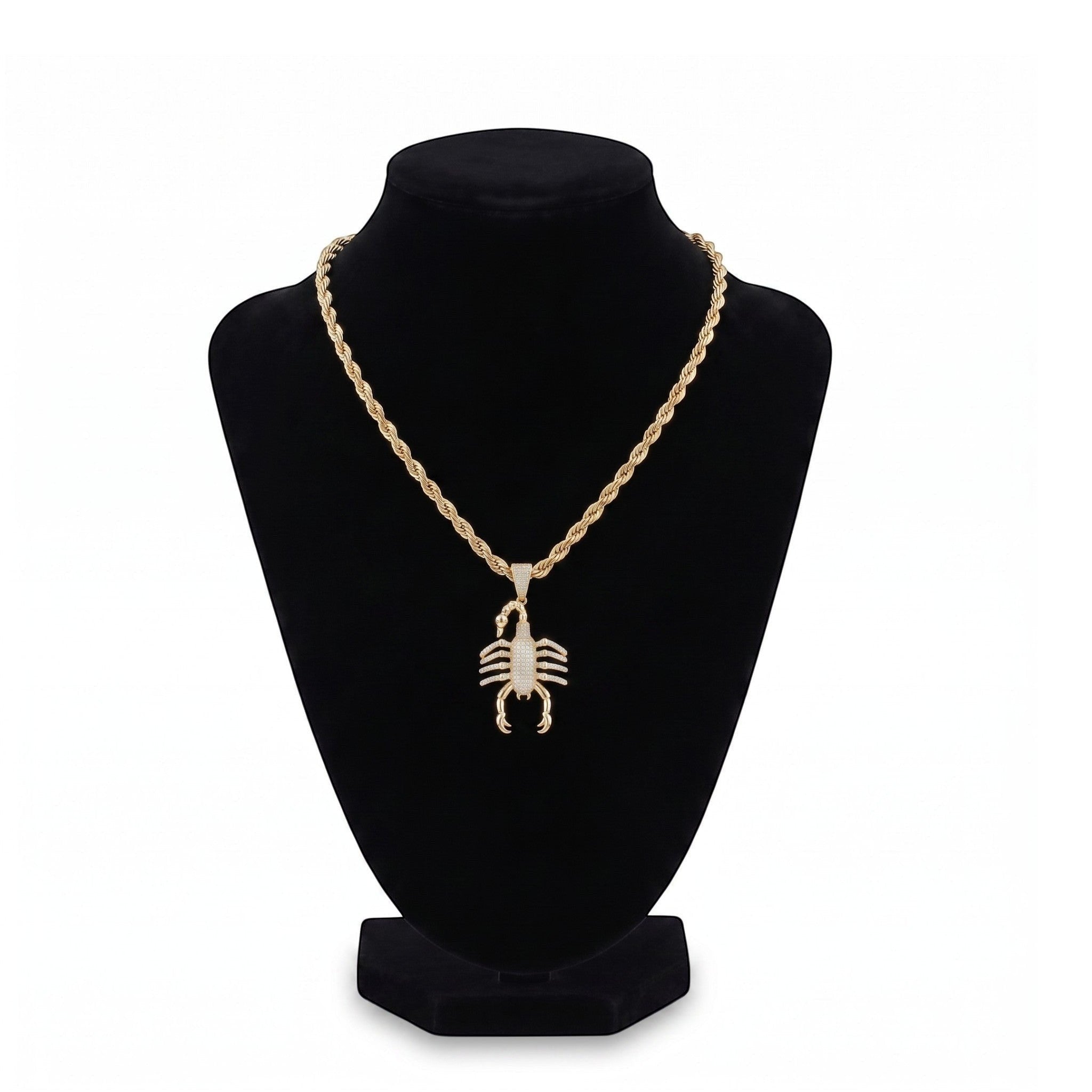 Collar con dije de escorpión en baño de oro 18k de El Rey Joyero sobre busto expositor negro