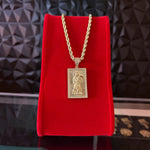 Collar El Rey Joyero con dije rectangular de Santa Muerte en baño de oro 18k y cadena estilo torzal