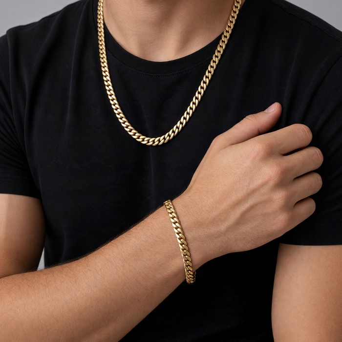 Conjunto de cadena y pulsera estilo cubano en oro laminado 18k de El Rey Joyero sobre camiseta negra