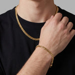 Conjunto de cadena y pulsera Monaco de El Rey Joyero en baño de oro 18k con eslabones delgados sobre camiseta negra
