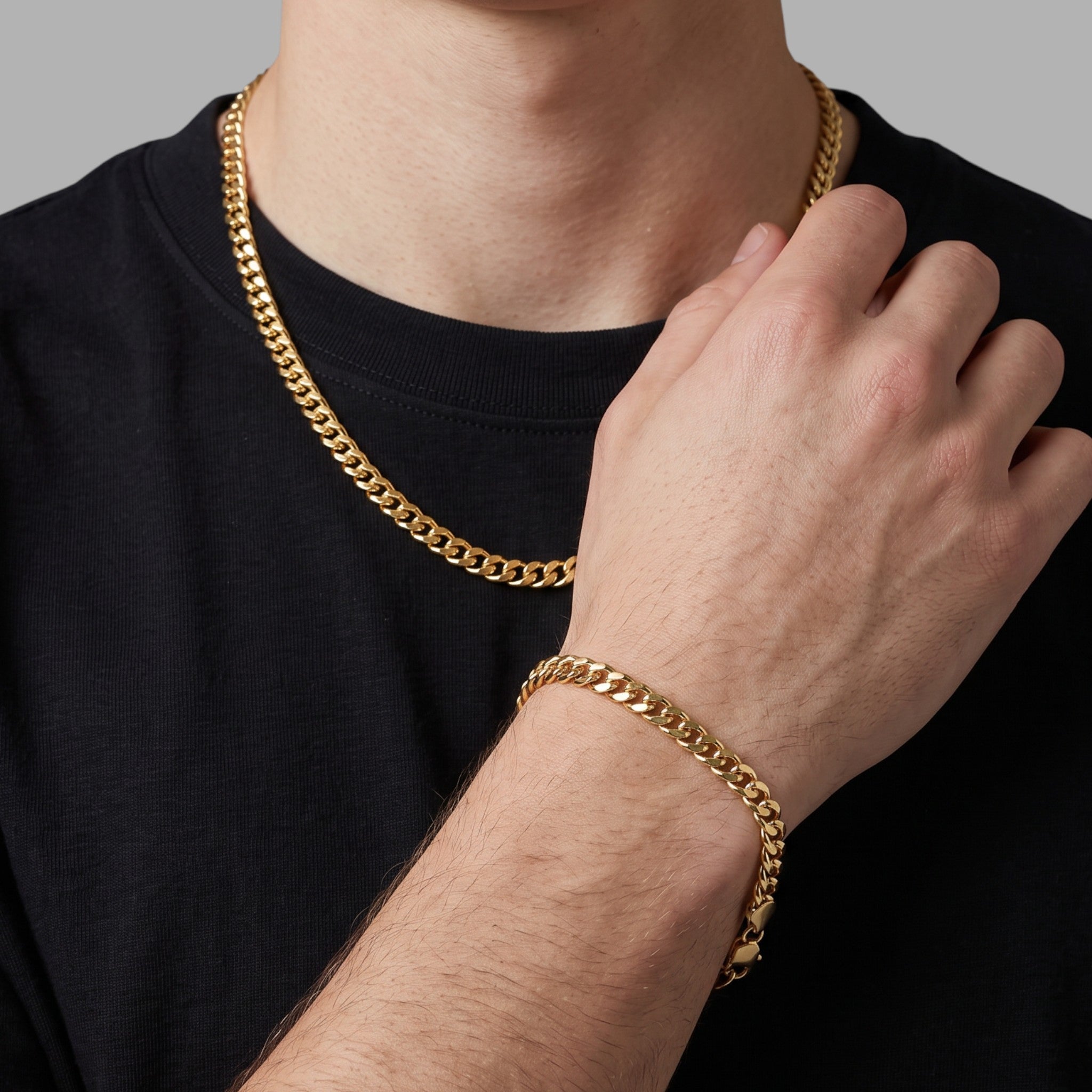 Conjunto de cadena y pulsera Monaco de El Rey Joyero en baño de oro 18k con eslabones delgados sobre camiseta negra