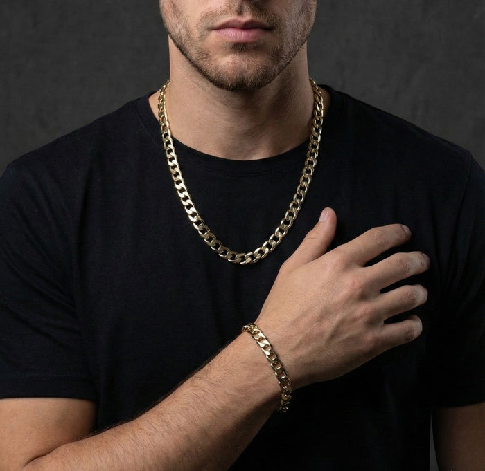 Hombre luciendo cadena y pulsera estilo barbado de El Rey Joyero en oro laminado 18k sobre camiseta negra