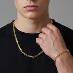Conjunto de cadena y pulsera estilo Mónaco en baño de oro 18k de El Rey Joyero sobre un modelo con camiseta negra